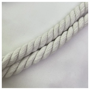 Gros plan sur la texture de la corde en coton torsadée beige naturel du sac cabas