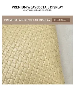 Détail de la texture en cuir tressé et du motif à carreaux du sac seau élégant
