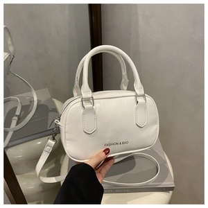 Détail du sac Boston blanc avec doubles poignées et bandoulière amovible réglable