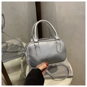 Vue détaillée du mini sac Boston argenté avec gaufrage Fashion and Bag sur un piédestal