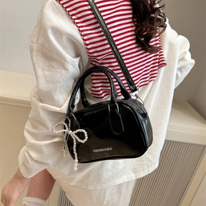 Sac bowling noir brillant avec breloque nœud en perles et bandoulière réglable