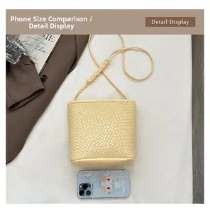 Vue détaillée d'un sac seau tressé avec smartphone pour comparer la taille