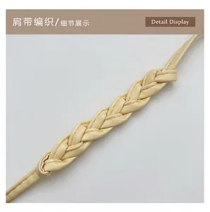 Détail de la bandoulière en cuir beige tressé avec texture de tressage et couture fine