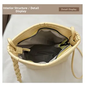 Vue intérieure détaillée du sac seau jaune tressé avec fermeture éclair et doublure