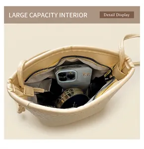 Vue détaillée du sac seau tissé beige avec fermeture éclair et grande contenance