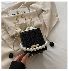 Details der Tweed-Eimertasche mit großem Perlengriff und goldener Kette