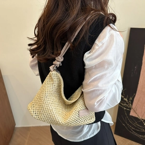 Borsa tote intrecciata beige da donna con tracolla in pelle annodata e dettaglio del logo