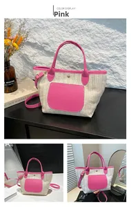 Details von pinkem Lederbesatz und Tasche an Stroh-Tragetasche mit Kettengriff
