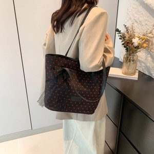 Elegante borsa tote nera con cuori rossi e grande fiocco di pizzo nero