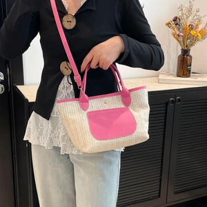 Strohtasche mit rosa Lederbesatz und Kettenriemen für die Sommer-Pendler-Mode