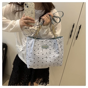 Sac fourre-tout bleu clair matelassé avec imprimé papillon et bandoulière chaîne