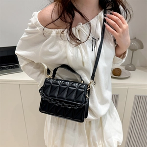 Sac à bandoulière carré matelassé noir chic avec chaîne et poignée pour femme