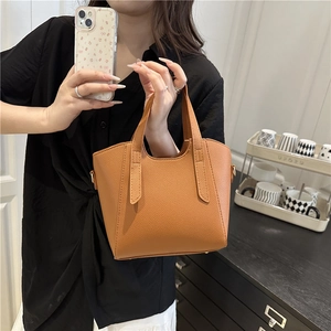 Sac à main en cuir marron à grain litchi avec deux poignées pour le quotidien