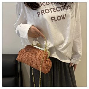 Détail du sac en paille rétro avec cadre doré en métal et fermoir sphérique chic