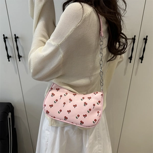 Sac hobo rétro français à imprimé cerise avec bandoulière en cuir rose et chaîne