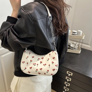 Sac sous le bras blanc style français avec imprimé cerise et bandoulière chaîne