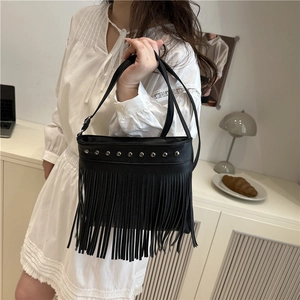 Sac à bandoulière en cuir PU noir avec clous argentés et longues franges tendance