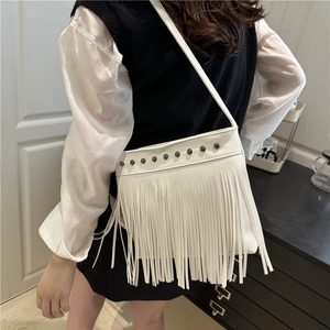 Sac bandoulière blanc en cuir avec franges et rivets noirs dans un style bohème moderne