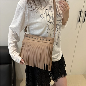 Sac bandoulière kaki à franges de grande capacité avec détails de rivets minimalistes