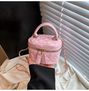 Dettaglio mini borsa a scatola rosa trapuntata con catena dorata e doppia cerniera