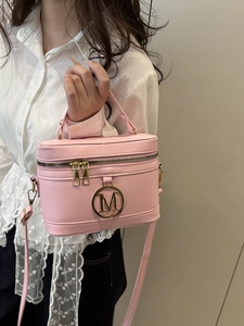 Borsa a tracolla in pelle PU rosa con logo M dorato e tracolla regolabile in tinta