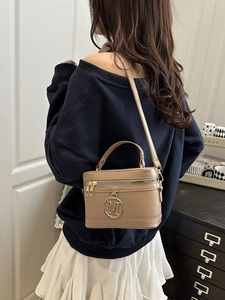 Mini borsa a mano quadrata kaki con logo M dorato e tracolla regolabile per uso quotidiano