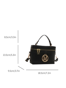 Borsa a mano nera in pelle sintetica con logo M dorato e dimensioni del prodotto