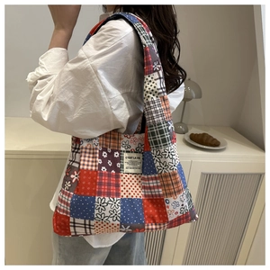 Vue détaillée du sac fourre-tout en toile bohème avec patchwork géométrique et floral