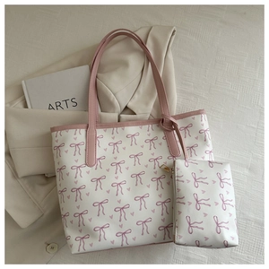 Vue détaillée du sac cabas blanc à motifs nœuds roses avec sa pochette assortie