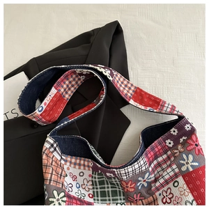 Détail du sac en toile patchwork avec motifs floraux et garniture en denim bleu