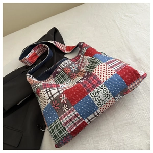 Gros plan détaillé du sac cabas patchwork aux motifs colorés à carreaux et à fleurs