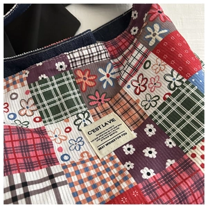 Gros plan d'un sac bohème en toile patchwork avec des motifs floraux et à carreaux