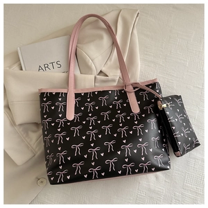 Détail de l'ensemble de sacs cabas à imprimé floral comprenant un grand sac et une pochette