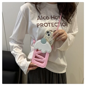 Nahaufnahme der rosa Kirschtorten-Handytasche mit hohlem Design und Schultergurt
