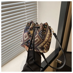Dettaglio del motivo jacquard etnico e della chiusura a coulisse della borsa