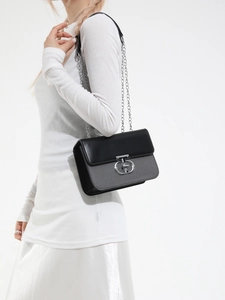 Modern two-tone chain shoulder bag in grey textured fabric with silver ring buckle