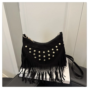 Détail du sac bandoulière noir en faux daim avec des clous et de longues franges