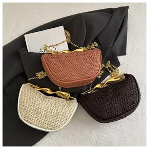 Vue détaillée de sacs à main en paille tressée en trois couleurs avec cadre en métal doré