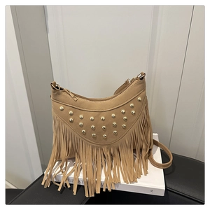 Détails du sac bohème mat kaki avec des rivets dorés et de longues franges