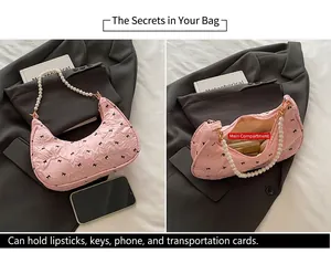 Sac à main rose matelassé avec anse en perles montrant l'espace interne et la taille réelle