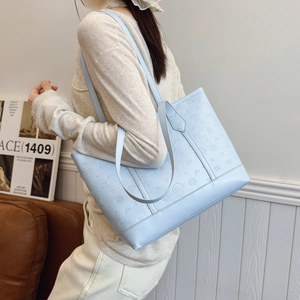 Grand sac cabas bleu clair avec motifs de chiots embossés et fines bretelles élégantes