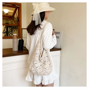 Détail du sac bandoulière beige au crochet avec motif géométrique ajouré tricoté