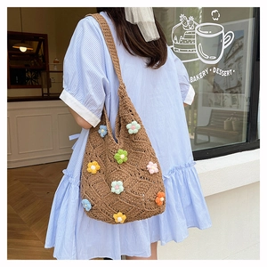 Gros plan du sac tissé main montrant les détails des fleurs au crochet en 3D