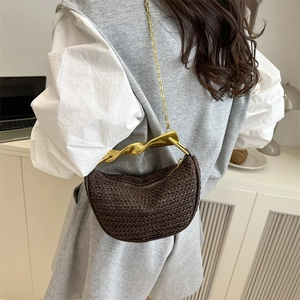 Mini geweven halfmoon tas in donkerbruin met artistiek gouden handvat en fijne ketting