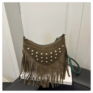 Vue détaillée du sac en daim marron avec rivets dorés et longues franges de style bohème