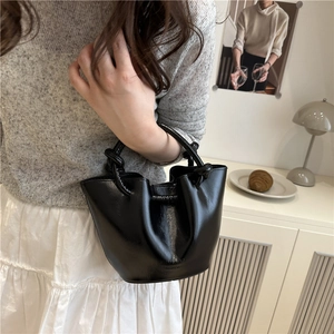 Sac seau noir minimaliste avec poignée nouée et finition en cuir brillant chic