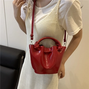 Sac seau rouge brillant chic avec poignée tressée et bandoulière réglable