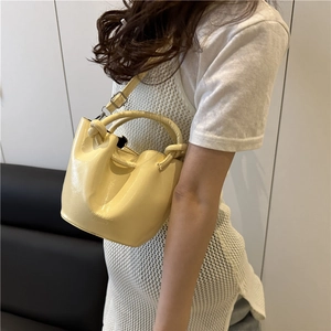 Sac seau minimaliste en cuir jaune clair avec poignée et bandoulière réglable