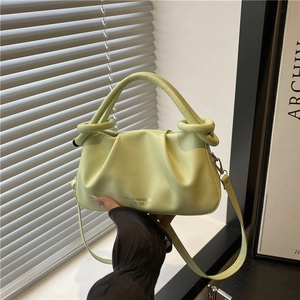 Sac nuage plissé vert pistache avec bandoulière porté à la main pour femmes