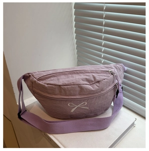 Dettaglio della borsa a tracolla in nylon lavanda con ricamo a fiocco bianco e pieghe